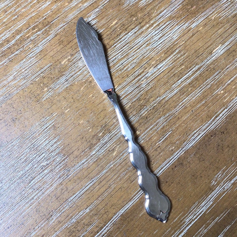 Oneida Valerie Butter Knife Distinction Deluxe Stainless Steel USA 6.5”.